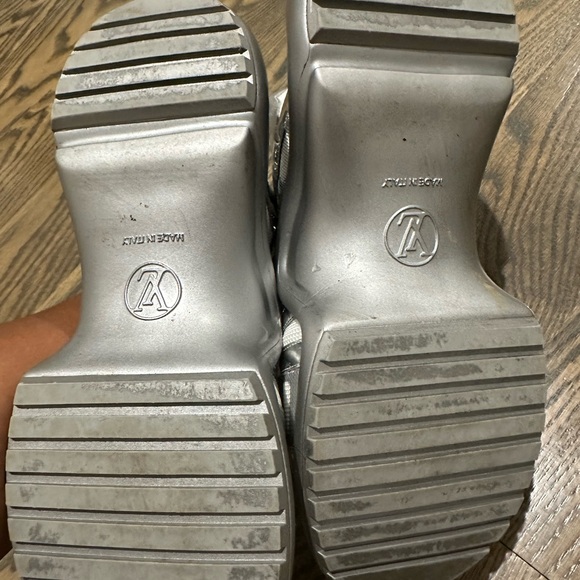 Louis Vuitton Arch Sneaker - Picture 8 of 11